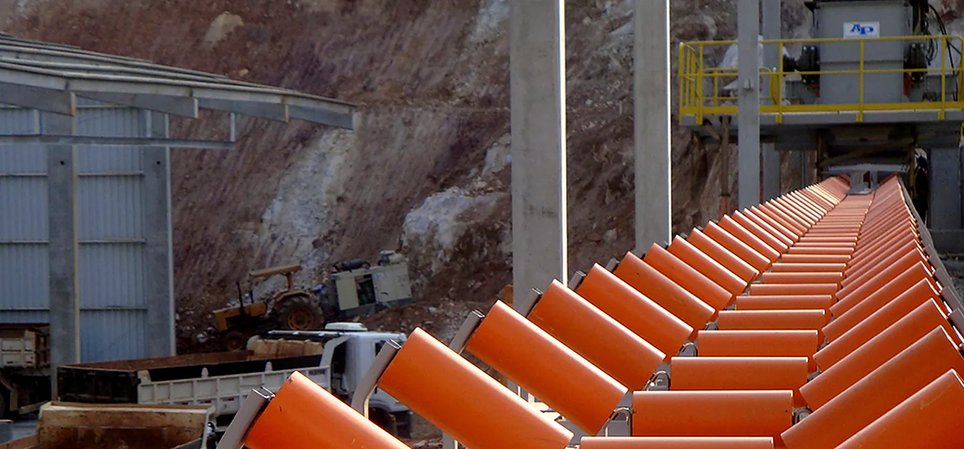 Roletes da AP instalados em transportador de correia em operação de mineração