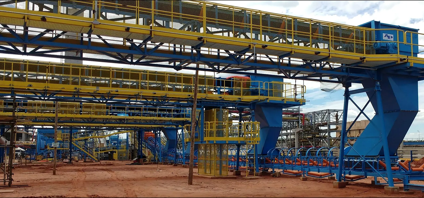 Galerias e torre de transferência fabricadas e montadas pela AP, numa planta industrial de grande porte