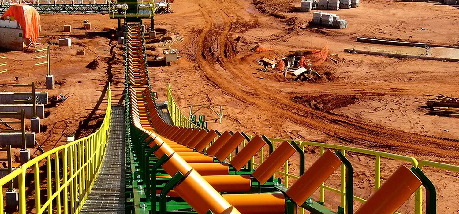 Transportador de correia da AP com roletes em operação de mineração a céu aberto